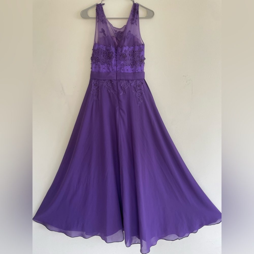 The brand is Grace Karin size 8 USA and the color is purple